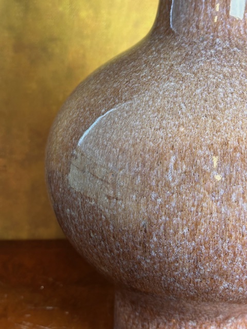 Grote geglazuurde paarse lamp