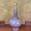 Grote geglazuurde paarse lamp
