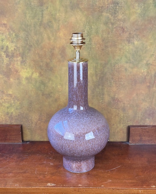 Grote geglazuurde paarse lamp