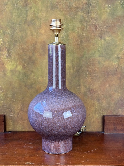 Grote geglazuurde paarse lamp