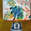 3qfvw3.jpg Delfts blauwe grote lampenvoet met Harlequin kap